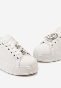 Born2be - Biało-Srebrne Sneakersy na Platformie z Odpinanymi Zawieszkami Przy Sznurówkach Harhi. Zapięcie: sznurówki. Kolor: biały. Materiał: jeans, bawełna. Obcas: na platformie #3