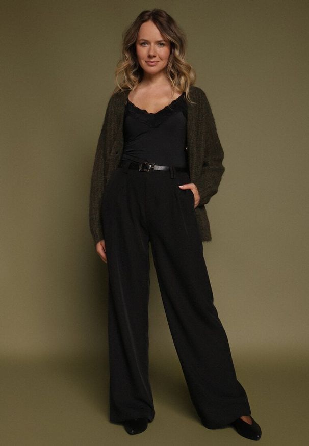 Born2be - Czarne Garniturowe Spodnie o Szerokim Kroju z Paskiem Corrive. Stan: podwyższony. Kolor: czarny. Styl: elegancki, klasyczny