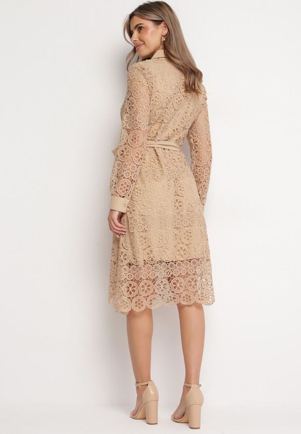 Born2be - Beżowa Koszulowa Rozkloszowana Sukienka Midi z Paskiem i Ozdobną Koronką oraz Guzikami Casuva. Okazja: na imprezę. Kolor: beżowy. Materiał: koronka. Wzór: koronka. Typ sukienki: koszulowe. Styl: wizytowy, klasyczny, elegancki. Długość: midi