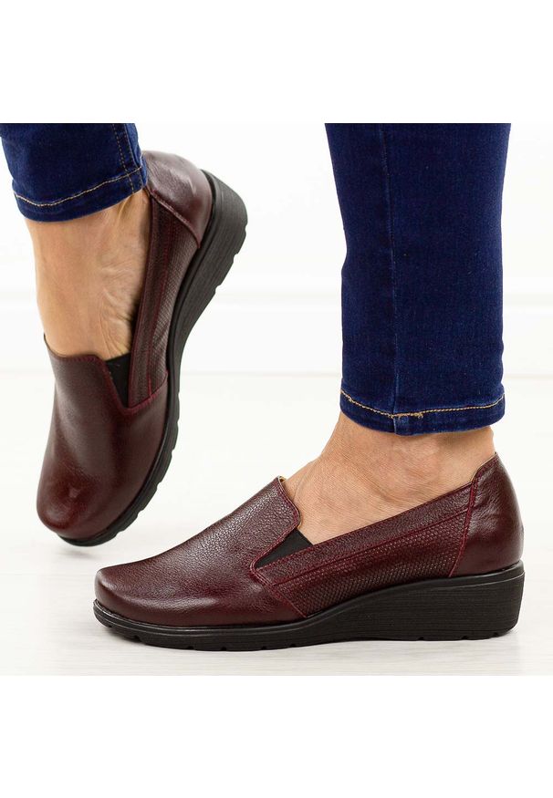 DEONI - Bordowe skórzane Polskie półbuty damskie na koturnie Deoni D540a. Okazja: na co dzień, na spotkanie biznesowe, do pracy. Zapięcie: bez zapięcia. Kolor: czerwony. Materiał: skóra. Sezon: wiosna. Obcas: na koturnie. Styl: casual, biznesowy, elegancki, klasyczny