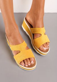 Born2be - Żółte Klapki Crisil. Nosek buta: okrągły. Kolor: żółty. Materiał: materiał, zamsz, syntetyk. Sezon: lato. Obcas: na koturnie. Styl: elegancki #5