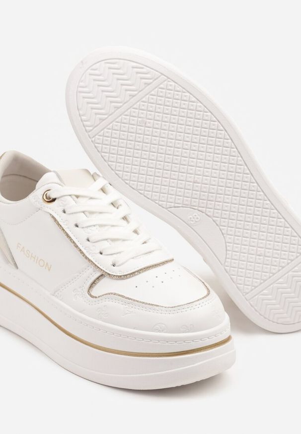Born2be - Biało-Złote Sneakersy na Grubej Podeszwie z Napisem i Brokatem Odivena. Okazja: na co dzień. Kolor: biały. Materiał: jeans. Wzór: napisy