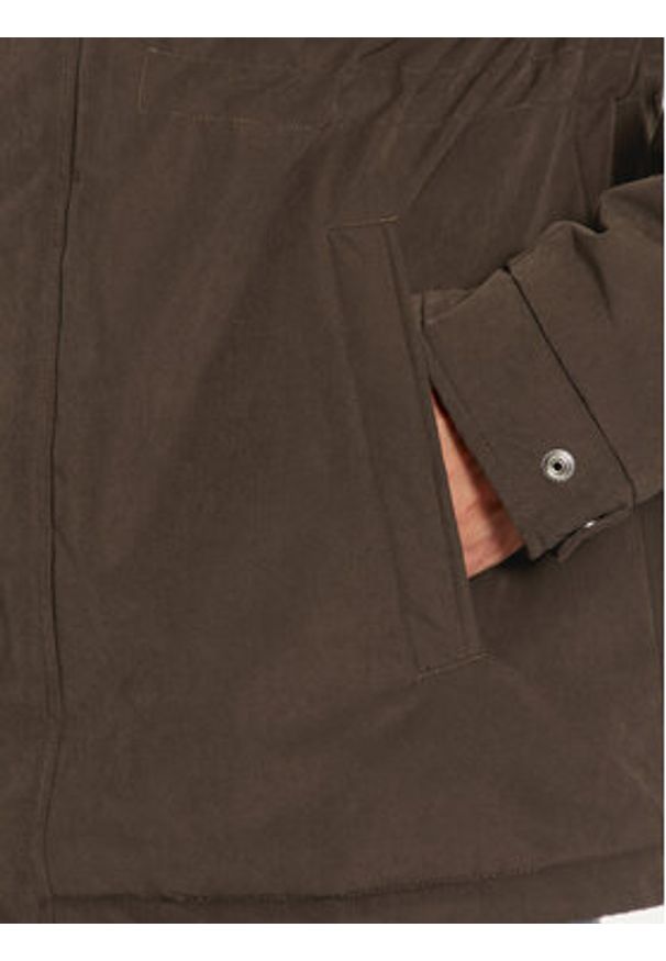 Wrangler Kurtka zimowa 112358096 Brązowy Regular Fit. Kolor: brązowy. Materiał: syntetyk. Sezon: zima