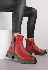 Born2be - Czerwone Botki do Kostki na Tłoczonej Podeszwie Zdobione Suwakiem Vodvire. Okazja: na co dzień. Kolor: czerwony. Materiał: jeans. Wzór: aplikacja. Styl: klasyczny, casual, elegancki