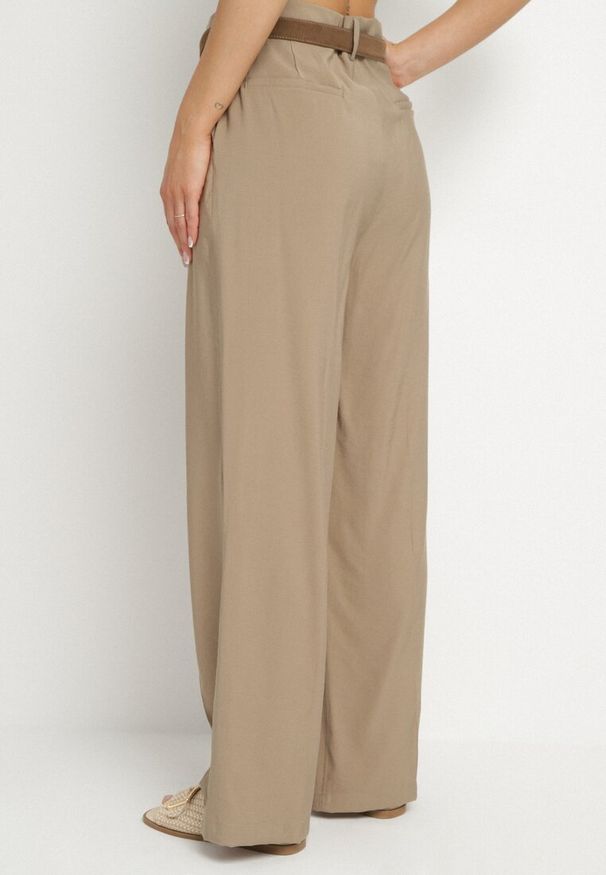 Born2be - Beżowe Spodnie o Garniturowym Kroju z Szeroką Nogawką i Wysokim Stanem Efrimera. Stan: podwyższony. Kolor: beżowy. Styl: elegancki