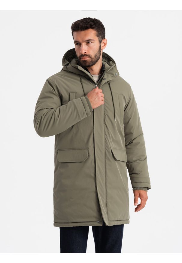 Ombre Clothing - Klasyczna męska długa kurtka typu parka – oliwkowa V3. Typ kołnierza: kaptur. Kolor: oliwkowy. Materiał: guma, syntetyk, poliester, materiał. Długość: długie. Wzór: gładki, aplikacja. Styl: klasyczny
