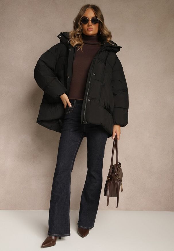 Renee - Czarna Kurtka Oversize z Pikowanymi Przeszyciami i Kapturem Galeana. Okazja: na co dzień. Kolor: czarny. Materiał: jeans, dzianina, zamsz, poliester. Sezon: zima. Styl: casual, elegancki