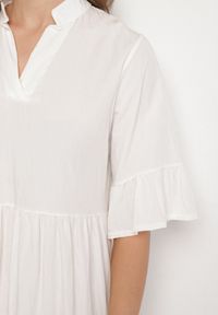 Born2be - Biała Sukienka Rozkloszowana z Wiskozą Ozdobiona Falbanami Eviriane. Okazja: na co dzień. Typ kołnierza: dekolt w serek. Kolor: biały. Materiał: wiskoza. Wzór: aplikacja. Typ sukienki: proste. Styl: casual #4