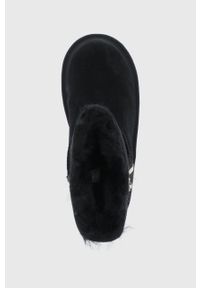 Ugg - UGG Śniegowce zamszowe dziecięce Bailey Zip Short kolor czarny. Nosek buta: okrągły. Kolor: czarny. Materiał: zamsz. Szerokość cholewki: normalna #3