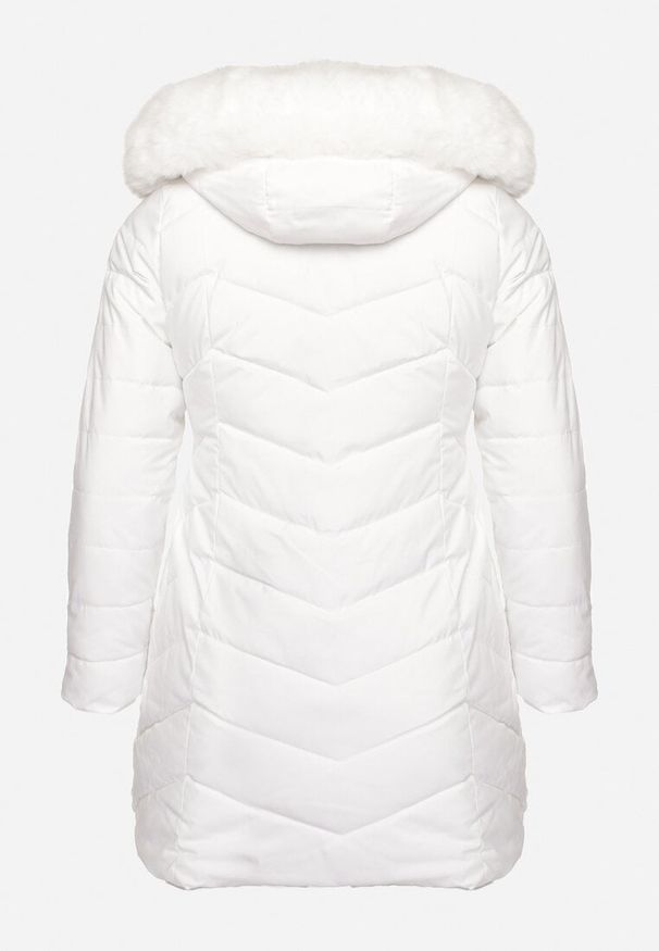 Born2be - Biała Zimowa Kurtka Pikowana o Długim Kroju z Odpinanym Kapturem i Futrem Torika. Okazja: na co dzień. Kolekcja: plus size. Kolor: biały. Materiał: futro. Długość: długie. Wzór: aplikacja. Sezon: zima. Styl: casual