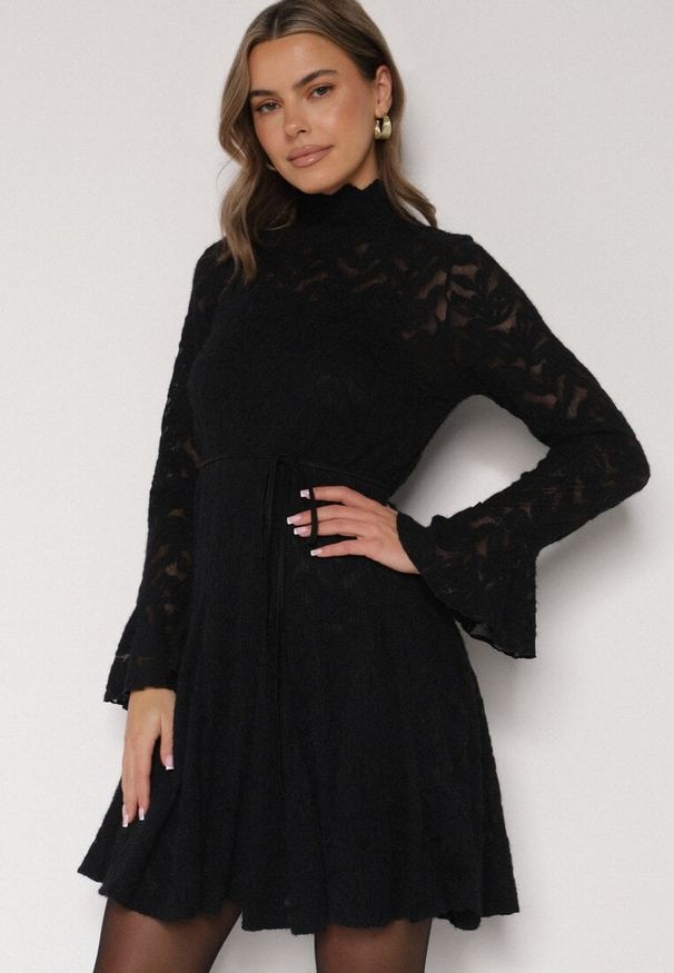 Born2be - Czarna Koronkowa Sukienka z Wiązaniem Półgolfem i Falbankami Alnefera. Okazja: na co dzień. Typ kołnierza: kołnierz z falbankami. Kolor: czarny. Materiał: koronka. Długość rękawa: na ramiączkach. Styl: klasyczny, casual