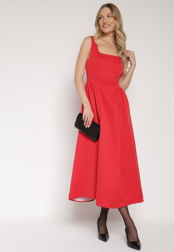 Born2be - Czerwona Rozkloszowana Sukienka na Szerokich Ramiączkach Reterna. Okazja: na imprezę. Typ kołnierza: dekolt kwadratowy. Kolor: czerwony. Długość rękawa: na ramiączkach. Styl: elegancki. Długość: mini