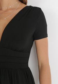 Born2be - Czarna Rozkloszowana Sukienka Maxi z Głębokim Dekoltem z Rozcięciem Wyla. Kolor: czarny. Długość rękawa: krótki rękaw. Sezon: wiosna, lato. Długość: maxi #3