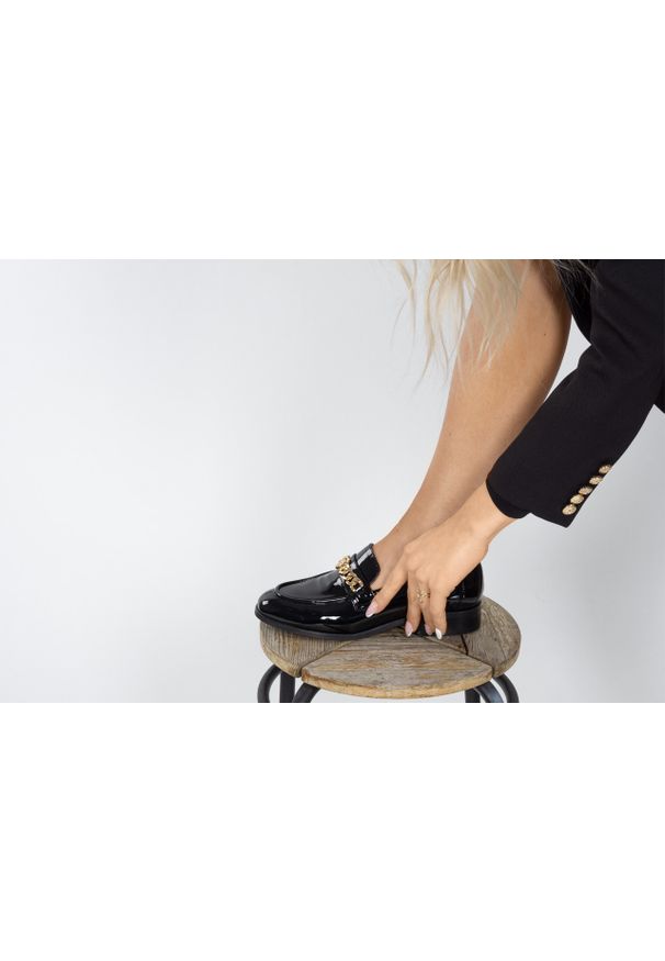 Półbuty Bayla-157 4185 090-P Czarny Lakier 157030, Skóra naturalna. Okazja: na co dzień. Zapięcie: bez zapięcia. Kolor: czarny. Materiał: skóra. Szerokość cholewki: normalna. Styl: klasyczny, casual