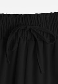 Renee - Czarne Spodnie High Waist z Szerokimi Nogawkami z Wiskozą Wykończone Gumką w Talii Crisantas. Okazja: na spacer, na spotkanie biznesowe, na co dzień. Stan: podwyższony. Kolor: czarny. Materiał: wiskoza. Styl: biznesowy, casual, elegancki #3