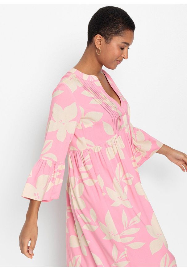 bonprix - Długa sukienka z lejącej wiskozy. Typ kołnierza: dekolt w serek. Kolor: różowy. Materiał: wiskoza. Wzór: kwiaty. Sezon: lato. Długość: maxi