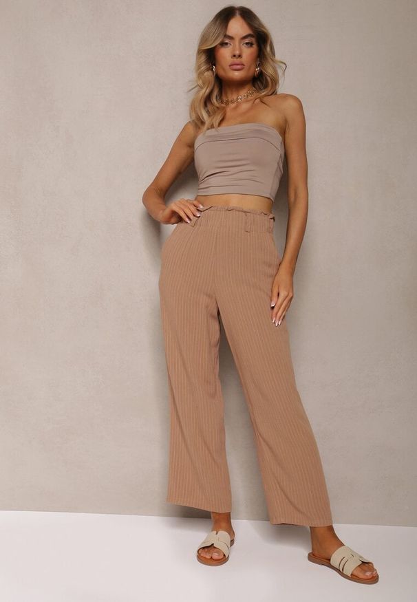 Renee - Beżowe Spodnie Regular w Prążki High Waist Sallamia. Okazja: na co dzień. Stan: podwyższony. Kolor: beżowy. Materiał: tkanina. Wzór: prążki. Styl: klasyczny, casual, elegancki