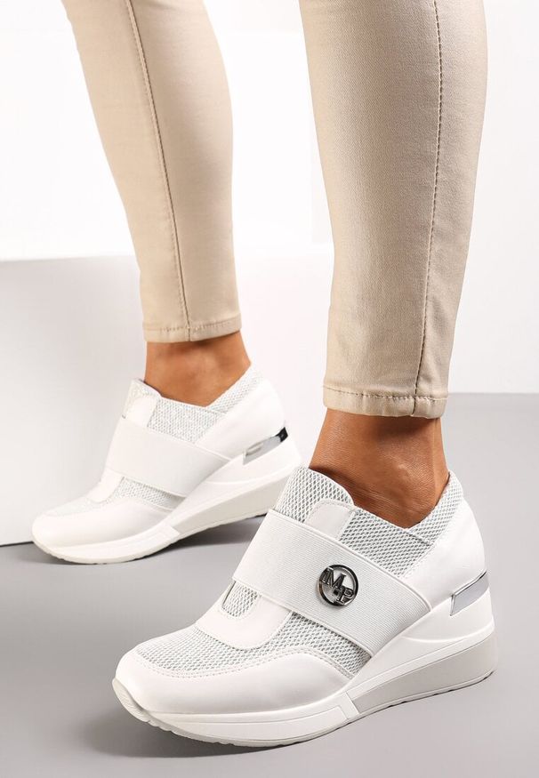 Renee - Białe Brokatowe Sneakersy na Koturnie Iweo. Kolor: biały. Obcas: na koturnie