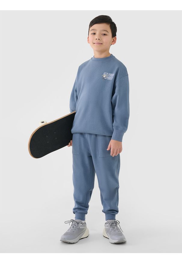 4f - 4F Bluza dresowa nierozpinana bez kaptura chłopięca - granatowa 152 (11-12 lat). Okazja: na co dzień. Typ kołnierza: bez kaptura. Kolor: niebieski. Materiał: dresówka. Wzór: ze splotem, nadruk, napisy, gładki. Sezon: lato. Styl: sportowy, klasyczny, casual