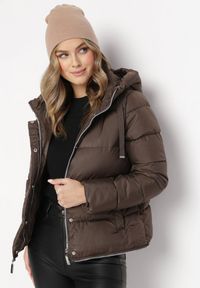 Born2be - Brązowa Pikowana Kurtka Płaszcz z Regulowaną Długością Maakana. Kolor: brązowy. Materiał: jeans. Sezon: jesień, wiosna. Styl: klasyczny, elegancki #4