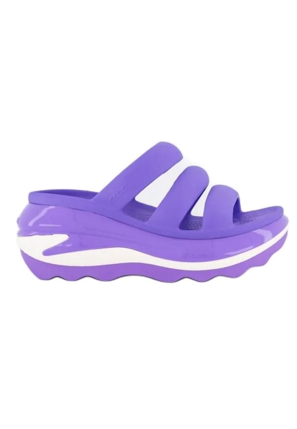 Chodaki Crocs Mega Crush Triple Strap 209842-5AJ fioletowe. Okazja: na plażę, na spacer. Kolor: fioletowy. Materiał: materiał. Wzór: paski. Sezon: lato. Styl: elegancki