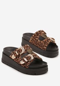 Renee - Panterkowe Klapki na Platformie z Ozdobnymi Sprzączkami i Nitami Kosanea. Okazja: na co dzień, na spacer. Materiał: jedwab, jeans. Obcas: na platformie. Styl: casual, elegancki #3