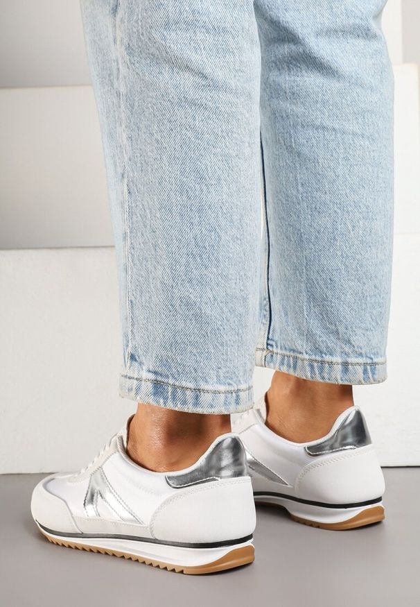 Born2be - Białe Sneakersy z Geometrycznym Wzorem Clesanna. Okazja: na co dzień. Kolor: biały. Materiał: jeans. Wzór: geometria