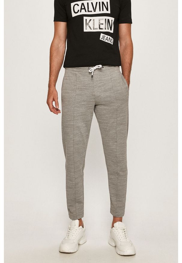 Calvin Klein - Spodnie. Kolor: szary. Materiał: bawełna, poliester, dzianina. Wzór: melanż