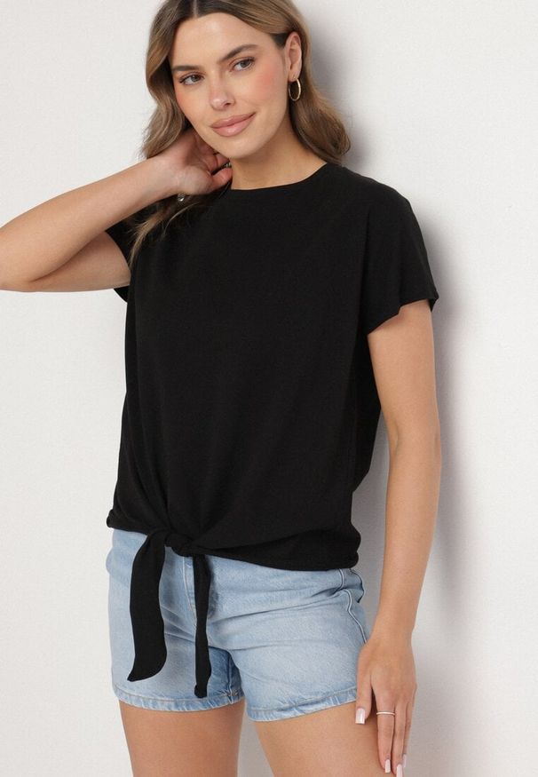 Born2be - Czarny T-shirt z Bawełny z Ozdobnym Wiązaniem Sunitra. Okazja: na co dzień. Kolor: czarny. Materiał: bawełna. Sezon: wiosna, lato. Styl: klasyczny, casual