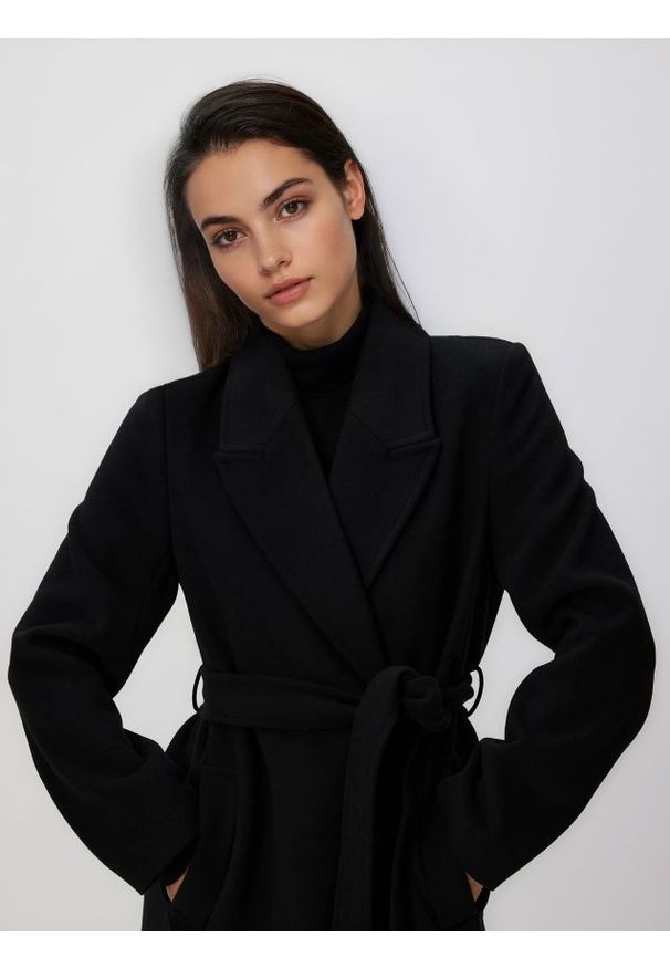 Reserved - Płaszcz z wiązanym paskiem - czarny. Kolor: czarny. Materiał: tkanina, wełna