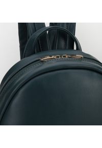 Wittchen - Damski plecak z obszytą kieszenią ciemnozielony. Kolor: zielony. Materiał: skóra ekologiczna. Wzór: gładki, haft. Styl: casual, elegancki #3