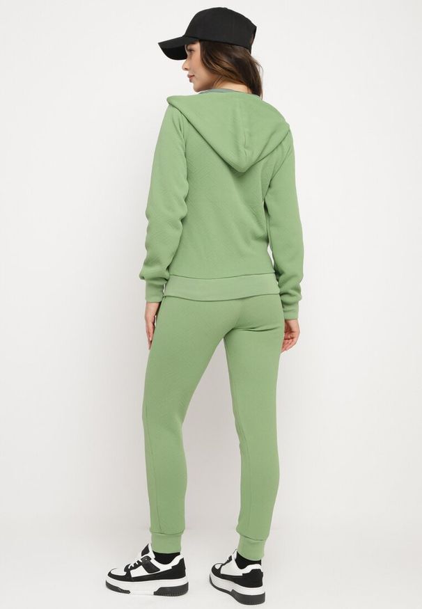 Born2be - Zielony Komplet Dresowy z Bawełną Bluza z Kapturem i Spodnie Jogger Sinaria. Kolor: zielony. Materiał: bawełna, dresówka
