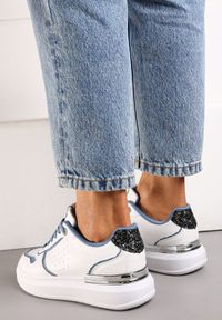 Born2be - Biało-Niebieskie Sneakersy na Niskiej Platformie z Brokatowymi i Metalicznymi Wstawkami Limexa. Kolor: biały. Obcas: na platformie #6