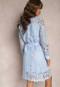 Renee - Niebieska Koszulowa Sukienka Mini z Ażurowej Koronki i Paskiem Norila. Kolor: niebieski. Materiał: koronka. Wzór: ażurowy, koronka. Typ sukienki: koszulowe. Styl: klasyczny. Długość: mini #2