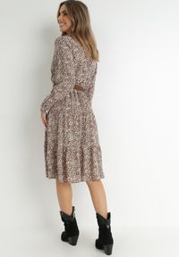 Born2be - Beżowo-Czarna Sukienka Ampissa. Typ kołnierza: kołnierz z falbankami. Kolor: beżowy. Wzór: nadruk, aplikacja, kwiaty. Styl: klasyczny. Długość: midi #6