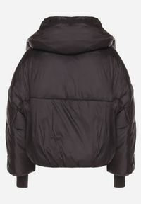 Born2be - Czarna Pikowana Kurtka o Nietoperzowym Kroju z Szerokim Kołnierzem Neandria. Okazja: na co dzień, do pracy. Kolor: czarny. Materiał: jeans. Długość: krótkie. Styl: casual, elegancki #7