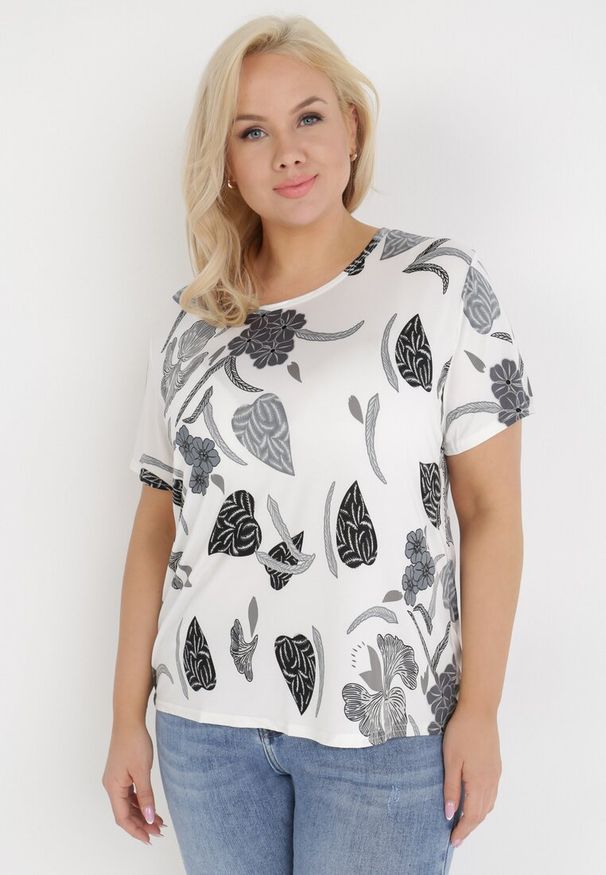 Born2be - Biało-Szara Bluzka Caeynome. Okazja: na co dzień. Kolekcja: plus size. Kolor: biały. Długość rękawa: krótki rękaw. Długość: krótkie. Sezon: wiosna, lato. Styl: casual