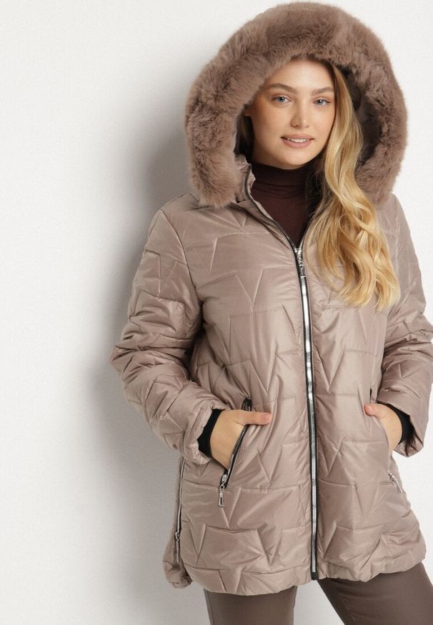 Born2be - Ciemnobeżowa Pikowana Kurtka z Kapturem z Futerkiem Azilma. Okazja: na co dzień, na spacer. Typ kołnierza: kaptur. Kolekcja: plus size. Kolor: beżowy. Materiał: futro. Wzór: aplikacja. Styl: klasyczny, casual