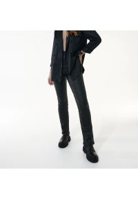 Sinsay - Spodnie woskowane - Czarny. Kolor: czarny #1