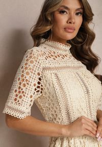 Renee - Beżowa Rozkloszowana Sukienka Maxi Ażurowa z Falbanką Ranilette. Kolor: beżowy. Wzór: ażurowy. Sezon: lato. Styl: elegancki. Długość: maxi