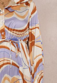 Renee - Beżowo-Fioletowa Sukienka Naerusa. Kolor: beżowy. Materiał: materiał. Wzór: aplikacja, kolorowy. Styl: wizytowy. Długość: midi