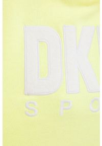 DKNY - Dkny sukienka DP2D4571 kolor żółty mini prosta. Okazja: na co dzień. Typ kołnierza: kaptur. Kolor: żółty. Materiał: dzianina. Długość rękawa: krótki rękaw. Typ sukienki: proste. Styl: casual. Długość: mini #2