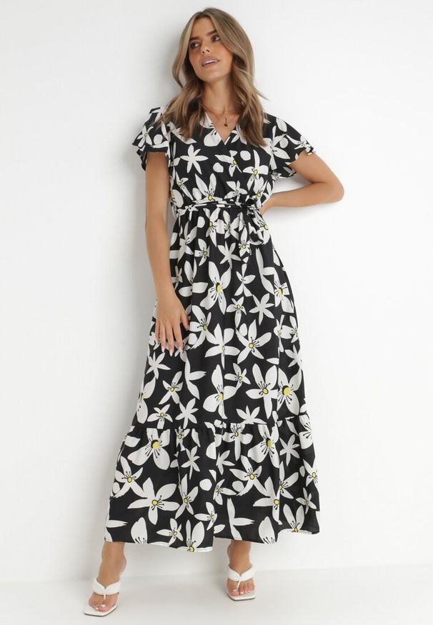 Born2be - Czarna Sukienka Marrie. Kolor: czarny. Materiał: materiał. Długość rękawa: krótki rękaw. Wzór: kwiaty. Sezon: lato. Typ sukienki: kopertowe. Długość: maxi