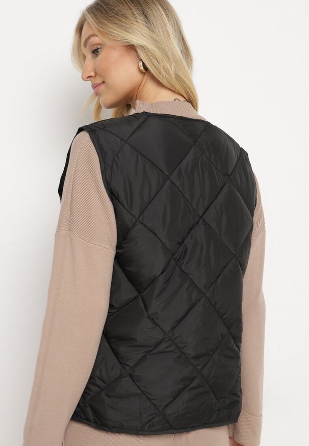 Born2be - Czarna Kamizelka Pikowana Zapinana na Napy z Kieszeniami Olortia. Kolor: czarny. Materiał: bawełna, jeans, materiał. Styl: elegancki, klasyczny