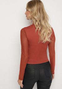 Born2be - Brązowa Bluzka z Golfem Vices Ozdobiona Transparentnymi Wstawkami Hatalie. Okazja: na co dzień. Typ kołnierza: golf. Kolor: brązowy. Materiał: jeans. Długość rękawa: długi rękaw. Długość: długie. Wzór: aplikacja. Styl: klasyczny, casual #4
