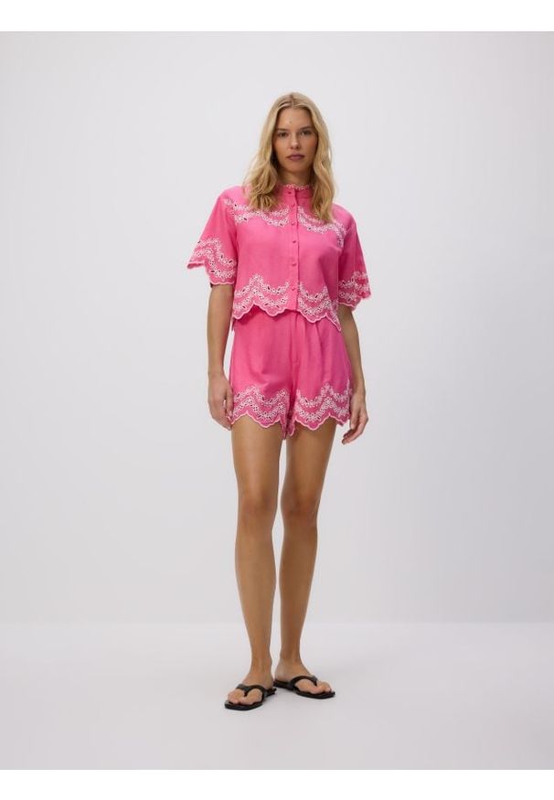 Reserved - Koszula z ażurowymi wstawkami - intensywny róż. Kolor: różowy. Materiał: wiskoza, tkanina. Wzór: ażurowy