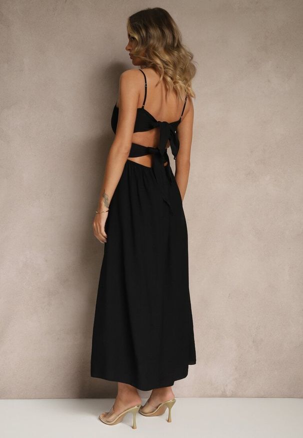 Renee - Czarna Sukienka z Wiskozą o Rozkloszowanym Kroju Merelessa. Okazja: na co dzień. Typ kołnierza: dekolt w kształcie V. Kolor: czarny. Materiał: wiskoza. Długość rękawa: na ramiączkach. Typ sukienki: proste, rozkloszowane. Styl: casual, elegancki