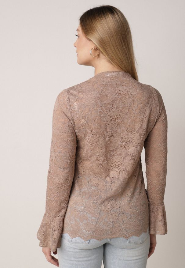 Born2be - Brązowa Koronkowa Bluzka z Falbanką i Rozszerzanymi Rękawami Nelaetia. Typ kołnierza: kołnierz z falbankami. Kolor: brązowy. Materiał: koronka. Wzór: koronka. Styl: elegancki, klasyczny