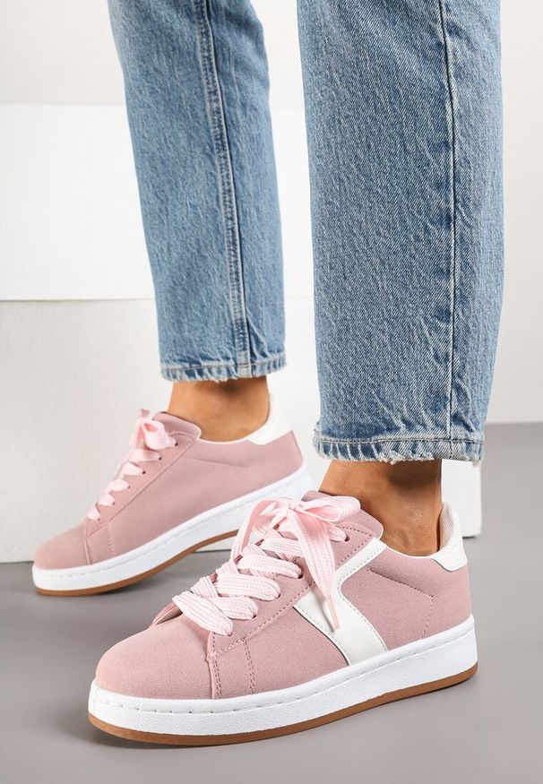 Renee - Różowe Sneakersy z Geometrycznym Motywem Taniffia. Okazja: na co dzień, na spacer. Zapięcie: sznurówki. Kolor: różowy. Materiał: jeans. Wzór: geometria. Obcas: na płaskiej podeszwie. Sport: turystyka piesza