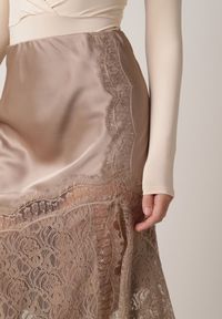 Born2be - Beżowa Spódnica z Satyny z Koronką i Rozcięciem na Nogę Doritana. Okazja: na co dzień, na spotkanie biznesowe. Kolor: beżowy. Materiał: satyna, koronka. Wzór: koronka. Styl: casual, biznesowy, elegancki #3